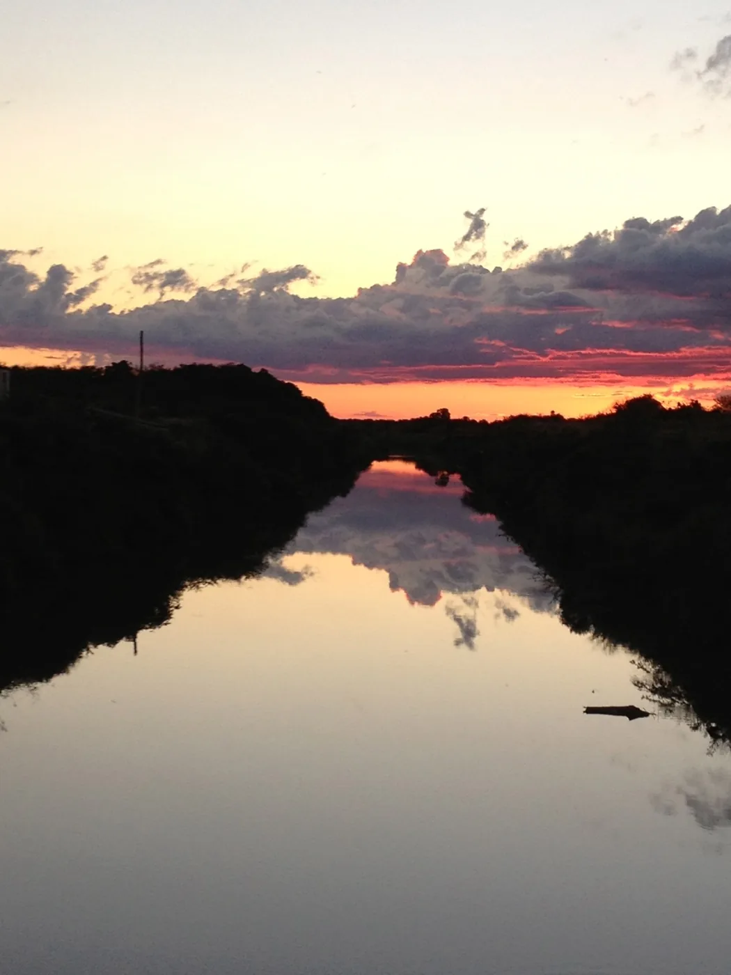 Pôr do sol no Arroio DNOS, em Arambaré
